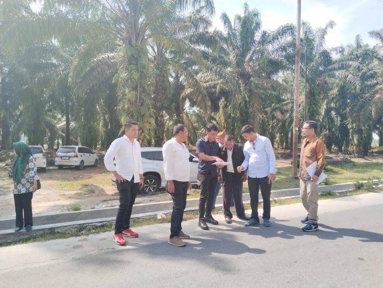 Ditengah teriknya matahari,Jefra Hasudungan Manurung (Nasdem), Johannes Sipayung (Demokrat), Jepri Saragih (PDIP), Jhonson Riduan Sinaga (PDIP), langsung melakukan kroscek Rekontruksi Jalan Simpang Nagojor menuju Nagojor Kecamatan Bah Jambi,Kabupaten Simalungun, Sumatera Utara.