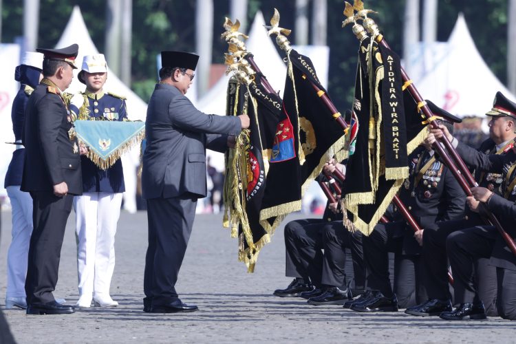 Foto: Presiden Prabowo Subianto Berikan Hadiah Kepada Jajaran Polri'