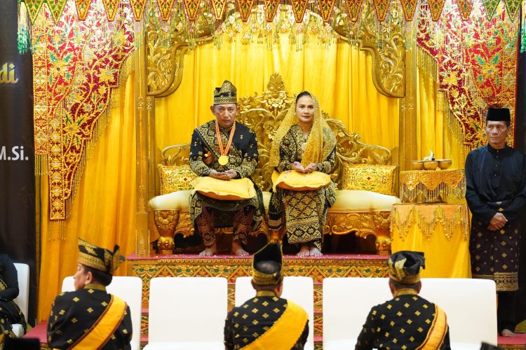 Foto: Kapolri Sigit Listiyo Prabowo Terima Anugrah Adat Ingatan Budi dari LAM Riau.