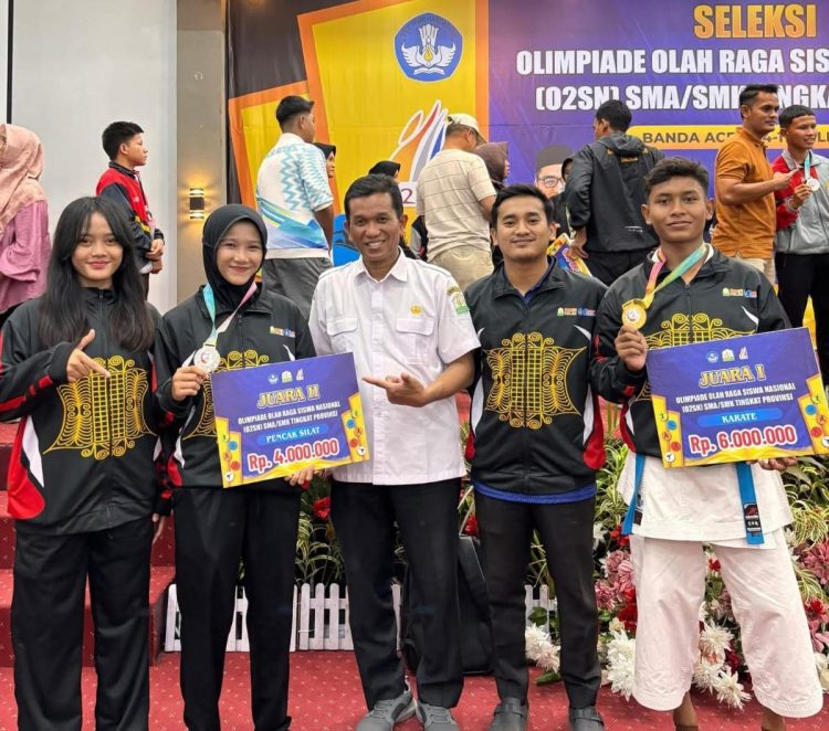 Kepala sekolah SMAN 7 Banda Aceh, Dr. Erlawana, S.Pd, M.Pd, foto bersama dengan siswa siswi peraih Emas dan Perak di ajang 02SN   tingkat Aceh 2025