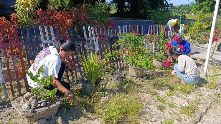 Perangkat Desa Bosar Galugur laksanakan gotong royong kantor dan sejumlah fasilitas umum pada kegiatan jumaat bersih pada Jumat (18/07/2025).