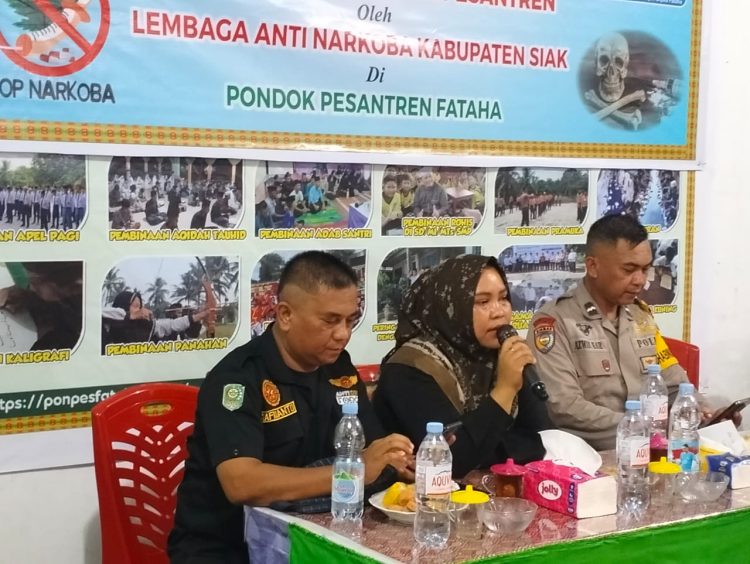 Foto: Polsek Tualang dan LAN Siak Edukasi Bahaya Narkoba di Pesantren Fataha