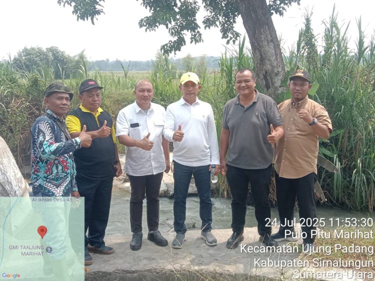 Foto bersama Haji Budi Herianto Dalimunthe dengan para Pangulu dan petinggi PTPN IV Unit Tinjowan saat terjun Kelokasi lahan pertanian warga Kamis (24/07/2025)