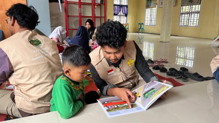 Salah satu mahasiswa Universitas Syiah Kuala Band Aceh saat melakukan KKN di  Kampung Godang Kabupaten Bener Meriah