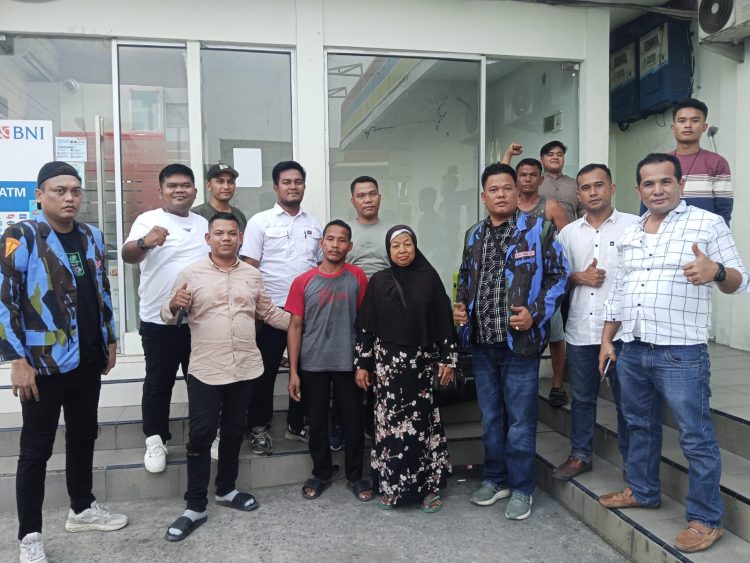 Direktur PT Rajawali Berkah Persada ,Jhosua Tarigan, dan Pimpinan Anak Cabang Ikatan Pemuda Karya (PAC IPK) Kecamatan Rantau Selatan, membantu seorang anak dan ibu yang ditemukan terlantar dan kebingungan di wilayah SPBU Sigambal.