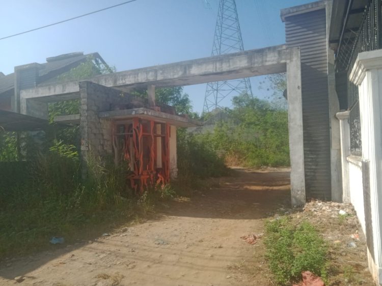 Lokasi menuju arena judi sabung ayam di Jalan T.Amir Hamzah, Kelurahan Soldengan, Kecamatan Rantau Selatan, Kabupaten Labuhanbatu, Sumatera.