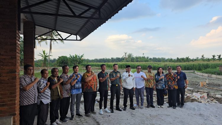 Foto bersama Bupati Simalungun Haji Anton Saragih,Dandim 0207/Simalungun, Letkol Inf Gede Agus Dian Pringgana SSos MMAS MHan,Wakil Ketua DPRD Simalungun Jefra Hasudungan Manurung SH,serta beberapa pimpinan SKPD Kabupaten Simalungun.