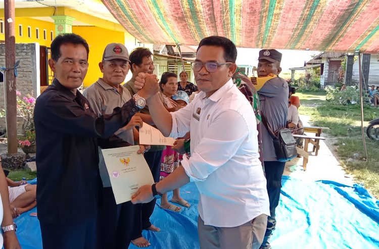 Pangulu Silakkidir Heplin Marpaung saat menyerahkan sertifikat program PTSL kepada Masyarakat Huta lll Silakkidir Rabu ( 16/07/2026)