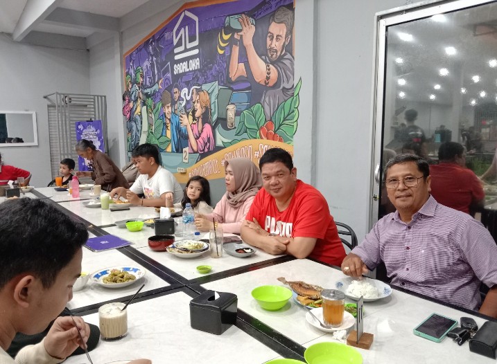 Haji Novri Aritonang baju kaos merah saat makan bersama dengan keluarga besarnya di  Sadaloka Tanah Jawa.Jumat (04/07/2025)