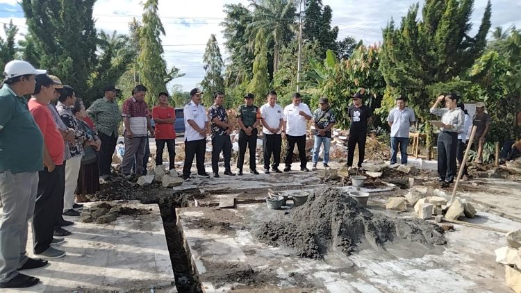 Bukti pemasangan pondasi saat pengerjaan awal pembangunan kantor Pangulu Tanjung Maraja yang disaksikan langsung para tokoh masyarakat,tokoh adat, Pangulu,Maujana Nagori, LPM, Camat, Bhabinsa.sumber dokumentasi Nagori Tanjung Maraja.