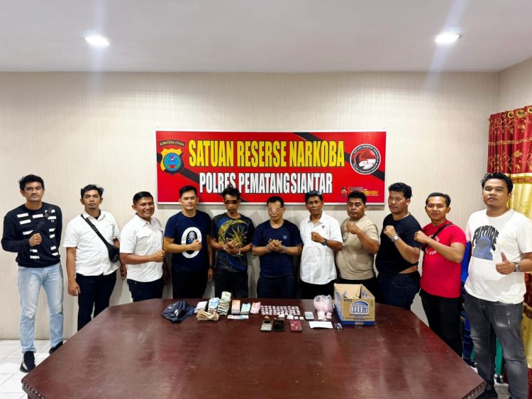 Tim Satresnarkoba Polres Pematangsiantar berhasil meringkus dua pria diduga sebagai pengedar sabu, masing-masing berinisial AK alias M (47) dan DABB (47). Foto: Dok. Humas Polres Pematangsiantar.