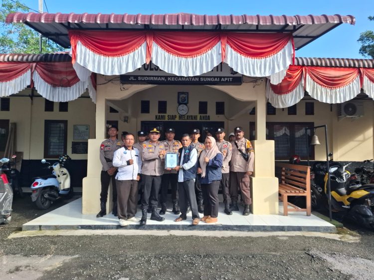Foto: LAN Siak, Berikan Piagam Penghargaan Kepada Kapolsek Sungai Apit Iptu Budiman S Dalimunthe SH.MH.