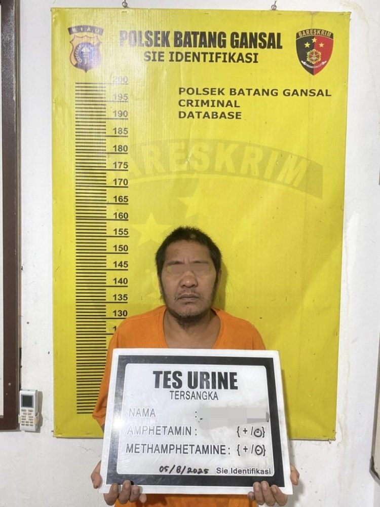 EN (37) setelah ditangkap oleh jajaran Polsek Batang Gansal, Polres Indragiri Hulu atas dugaan kasus pencabulan.