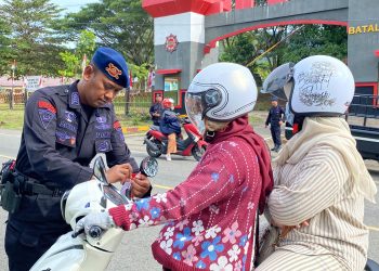 Memperingati HUT RI Ke 80, Brimob Aceh Bagikan Bendera Merah Putih