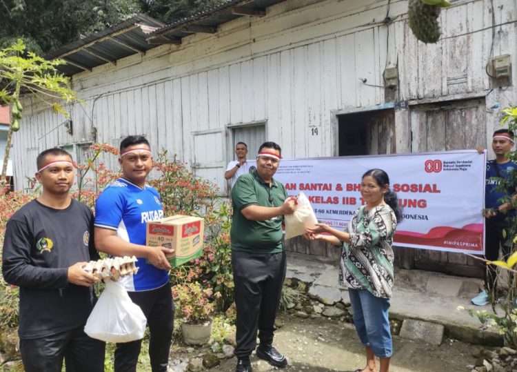 Rutan Kelas IIB Tarutung menggelar jalan santai di lingkungan sekitar Rutan serta menyalurkan sembako bagi masyarakat yang membutuhkan. Foto: Dok. Rutan Kelas IIB Tarutung.