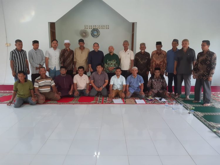 Foto bersama setelah pemilihan ketua Pimpinan Cabang Muhammadiyah (PCM) Kecamatan Setia Bakti dalam Musyawarah Cabang yang berlangsung di Masjid Al-Kausar.