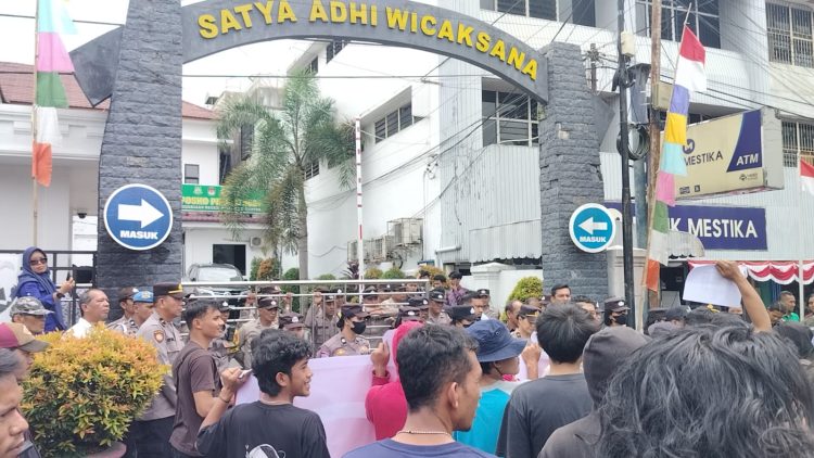 Puluhan pemuda dan mahasiswa yang tergabung dalam Gerakan Peduli Adhyaksa menggelar aksi demonstrasi di depan Kantor Kejaksaan Negeri (Kejari) Pematangsiantar pada Kamis, (21/08/2025)