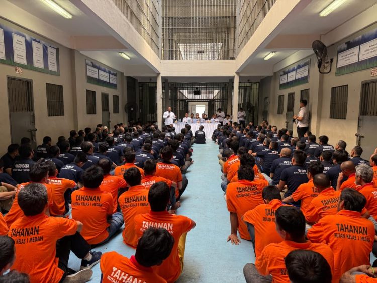 Sebanyak 400 orang WBP, Rutan Kelas I Medan berkumpul dalam blok untuk mengikuti kegiatan Penguatan HAM yang diselenggarakan oleh Kanwil Kemenkumham HAM Sumut. Foto: Dok. Rutan I Kelas Medan.