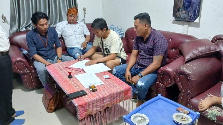 Demi sebuah keadilan, Tim kuasa hukum Roy Pasaribu.SH, bersama rekan, melakukan penandatanganan surat kuasa dengn korban ,Kamis (28/08/2025).