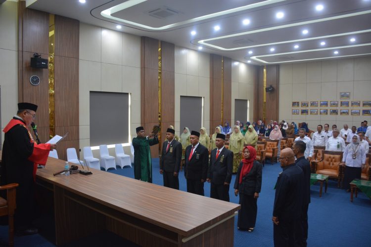 KPT Banda Aceh, Nursyam, SH, MH, pimpin pengambilan sumpah dan pelantikan yang menandai babak baru bagi 4 orang Panitera Pengganti dan 20 orang Pegawai Pemerintah dengan Perjanjian Kerja (P3K).
