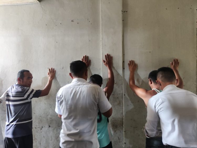 Dipimpin langsung oleh Ka. KPLP Ibnu Taqwim dalam pelaksanaan razia blok hunian WBP Lapas Kelas IIA Sibolga. Foto: Dok. Humas Lapas Sibolga.