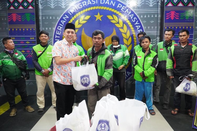 Jajaran Rutan  Kelas I Medan Melaksanakan Kegiatan Sosial dengan membagikan 50 paket sembako kepada Driver Ojol. Foto: Dok. Humas Rutan 1 Medan.