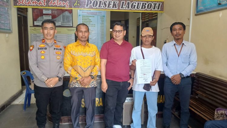 Parulian Sibarani (korban), mengenakan baju kaos putih nomor 2 dari kanan saat foto bersama Andy Sibarani mengenakan kaos merah maron (terduga pelaku) berserta Kapolsek Laguboti, Kepala Desa setempat dan penasehat hukum korban, saat mediasi perdamaian di Polsek Laguboti  6 September  lalu .