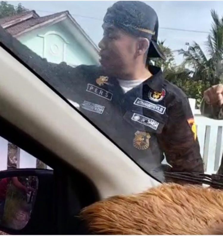 Oknum wartawan yang diduga menjegat mobil Romi Rambe dan melakukan fitnah hingga warga terprovokasi.