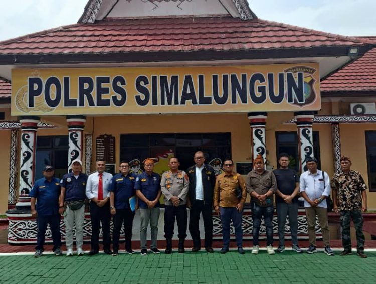 Foto bersama Kapolres Simalungun AKBP Marganda Aritonang, bersama rombongan DPC GRANAT Simalungun