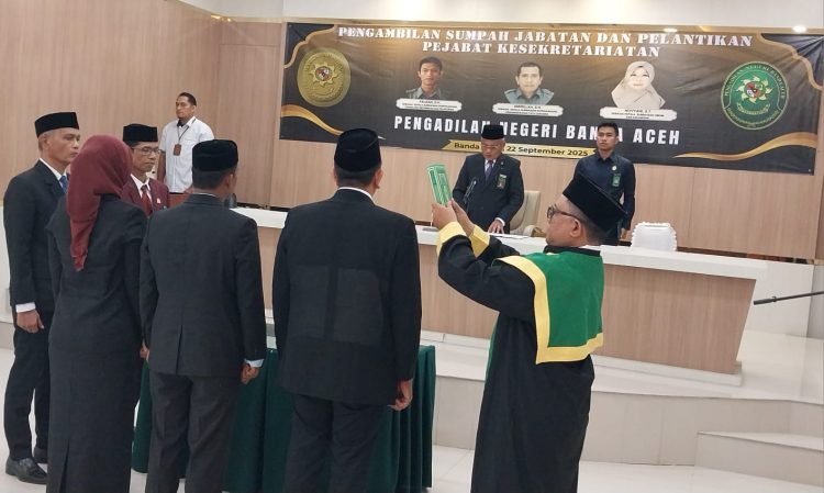Ketua PN Banda Aceh, Dr. Teuku Syarafi, S.H., M.H., secara resmi melantik tiga pejabat kesekretariatan baru.Selasa (23/09/2025)