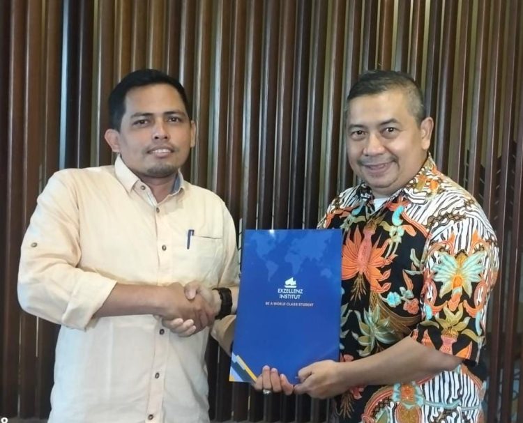 Kepala Sekolah SMKS Muhammadiyah Banda Aceh, Muzadi S.Pd.I, dan Direktur Utama Exzellenz Institut, Dr. Raden Agoeng Hardianto Wibowo, bertukar dokumen MoU sebagai simbol komitmen untuk mewujudkan impian siswa Aceh.