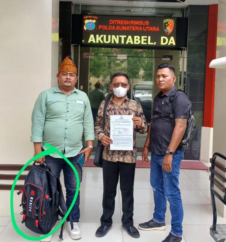 Sekjen PC LSM KCBI Simalungun, Purba Blankon bersama team usai menyampaikan aduan dugaan korupsi Dana Desa Nagori Bosar Nauli di Poldasu, terlihat dalam sebuah tas besar diduga bukti bukti dugaan korupsi yang telah diadukan.Rabu (24/09/2025).