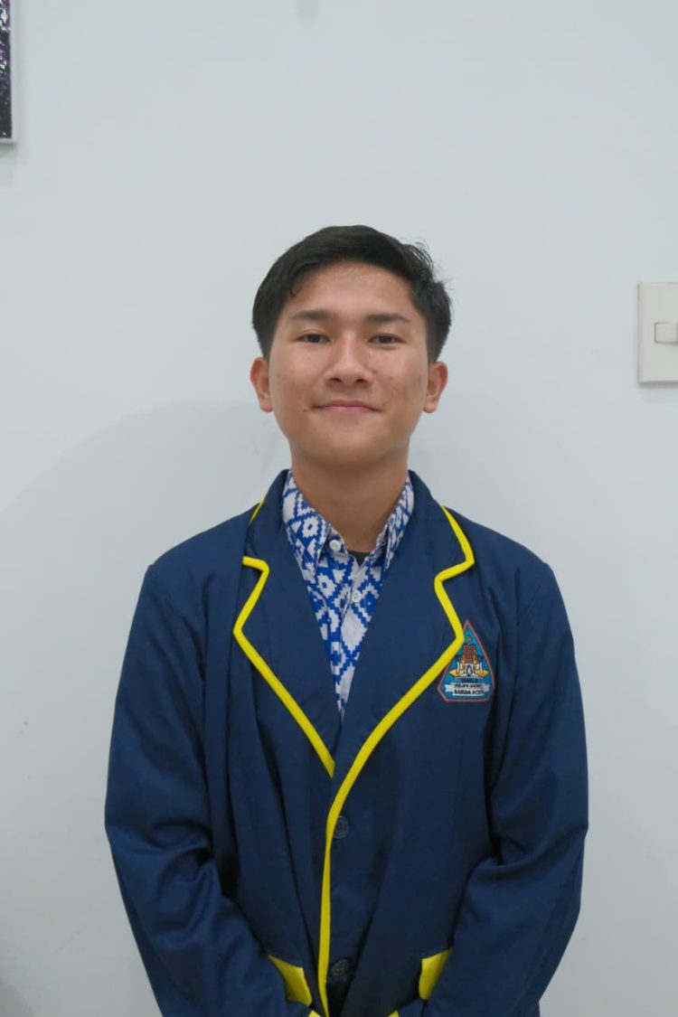 Muhammad Shaqar Syafik berhasil meraih posisi Ketua OSIS SMA 3 7 Kota Banda Aceh periode 2025-2026 dengan total 421 suara.