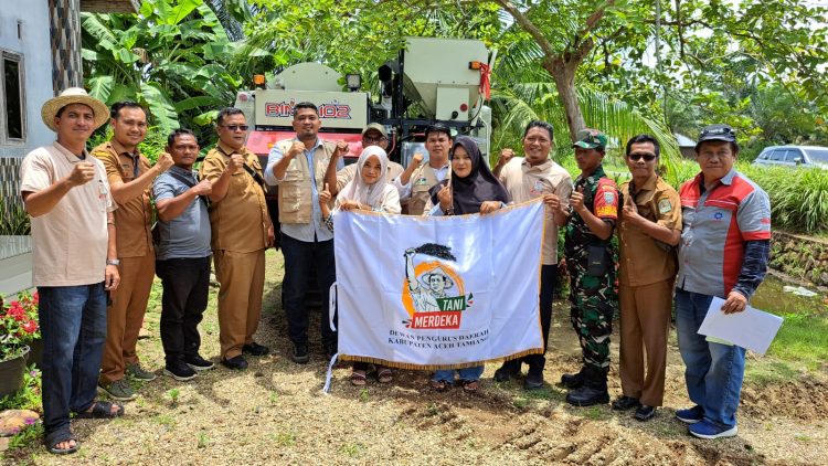 DPD Tani Merdeka Aceh Tamiang dampingi Dinas Pertanian Kabupaten Aceh Tamiang dalam kegiatan penyaluran bantuan alat dan mesin pertanian (alsintan) kepada sejumlah kelompok tani. Senin, 29 September 2025.