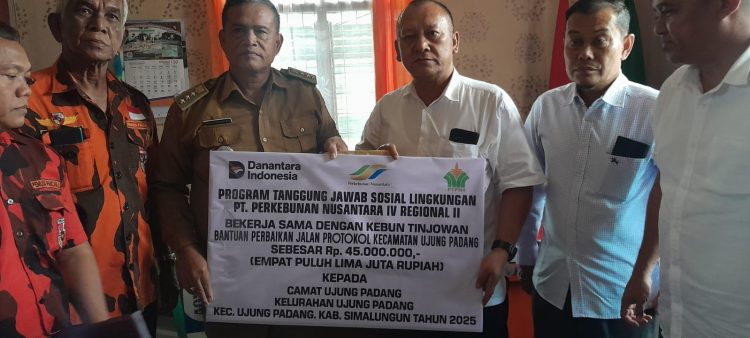 Manajer Unit Kebun Tinjowan Abdi Sinaga, menyerahkan bantuan CSR secara simbolik kepada Camat Ujung Padang, Manaon Siregar, disanksikan Sahrul Saragih (Askep Rayon A Kebun Tinjowan) dan Andrian Tanjung (Askep Rayon B Kebun Tinjowan),serta beberapa perwakilan Haji Budi Dalimunthe