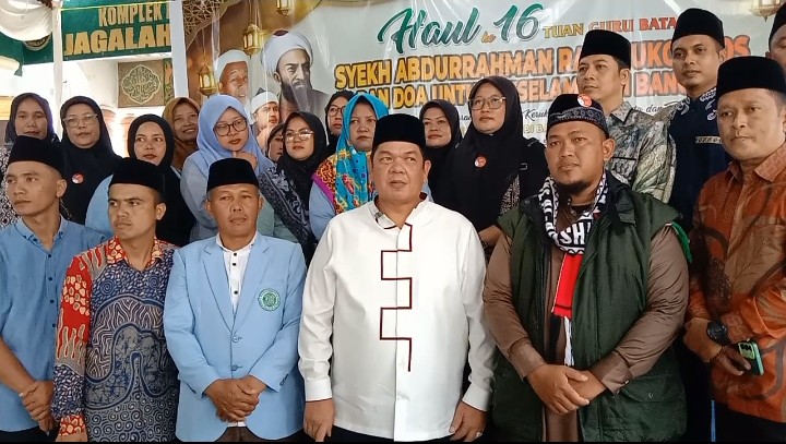 Haji Novri  mengenakan baju putih (tengah) salah satu tokoh nasional dan mantan anggota DPR RI, bersama Badan Komunikasi Pemuda Remaja Masjid Indonesia (BKPRMI) menyampaikan ucapan spesial dan doa terbaik dalam Haul ke-16 TGB Abdurahman Rajagukguk QS