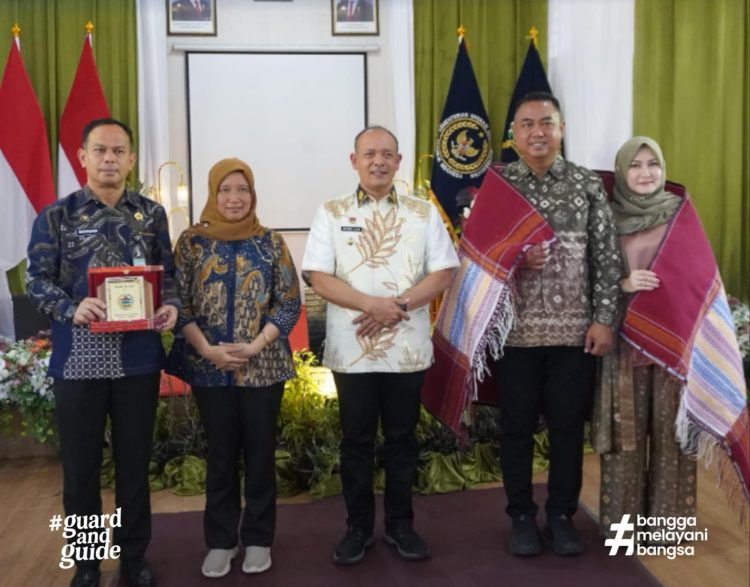 Masa kepemimpinan Bapak Novriadi, Bc.IP.,S.H.,M.M. (Sebelah Kiri bersama istrinya) yang kemudian secara resmi menyerahkan tongkat estafet kepemimpinan kepada Tri Purnomo, A.Md.IP., S.H.,M.H. (Sebelah Kanan bersama istrinya). Foto: Dok. Humas Lapas Sibolga.