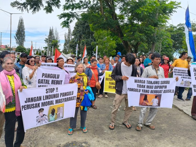 Puluhan warga Nagori Tanjung Saribu, Kecamatan Dolok Pardamean, Kabupaten Simalungun, menggelar aksi unjuk rasa di depan Kantor Bupati Simalungun minta Pangulu Tanjung Saribu di Copot, Senin (6/10/2025)