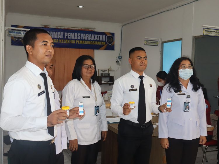 Lapas Narkotika Kelas IIA Pematangsiantar menggelar tes urine mendadak bagi seluruh pegawai dan Warga Binaan Pemasyarakatan (WBP) pada Senin, 6 Oktober 2025.