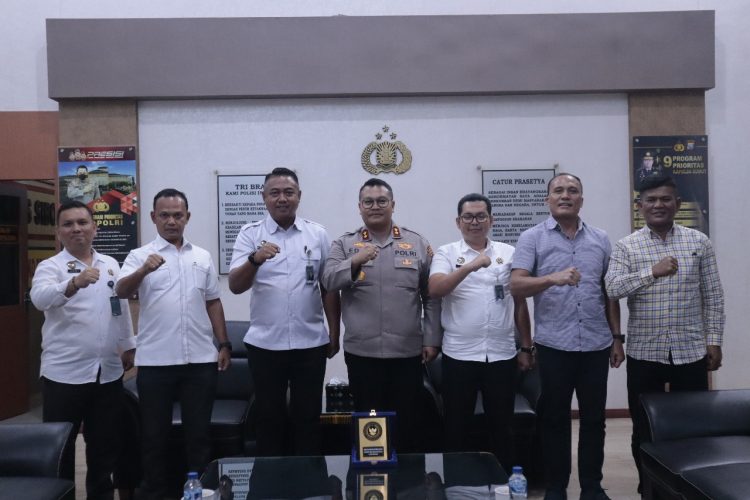 Kepala Lembaga Pemasyarakatan (Kalapas) Kelas IIA Sibolga, Tri Purnomo, A.Md.IP., S.H., M.H., melaksanakan kunjungan silaturahmi ke Kepolisian Resor (Polres) Sibolga pada hari Selasa, 11 Februari 2025.