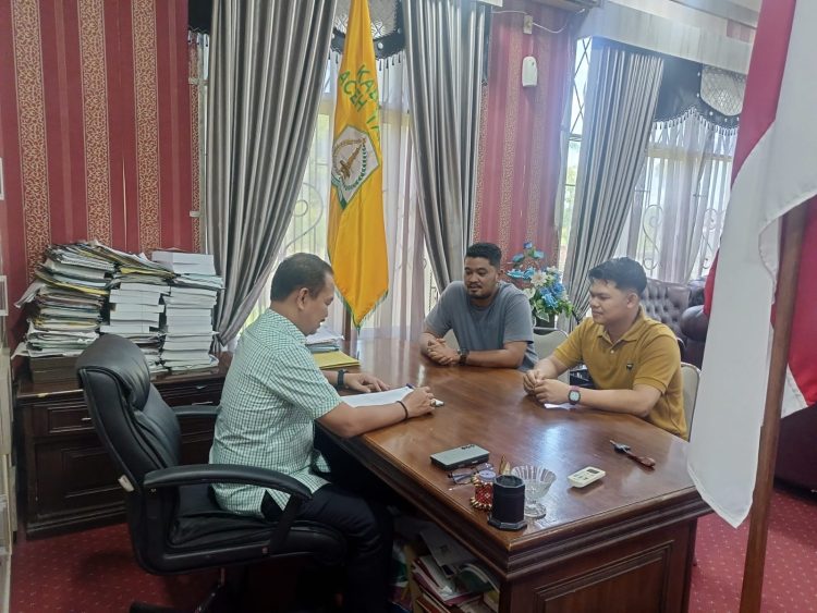 DPD Tani Merdeka Aceh Tamiang mengadakan pertemuan penting dengan Ketua Dewan Perwakilan Rakyat Kabupaten (DPRK) Aceh Tamiang pada hari Rabu, 8 Oktober 2025. Pertemuan ini bertujuan untuk membahas peluang hilirisasi komoditas unggulan daerah.