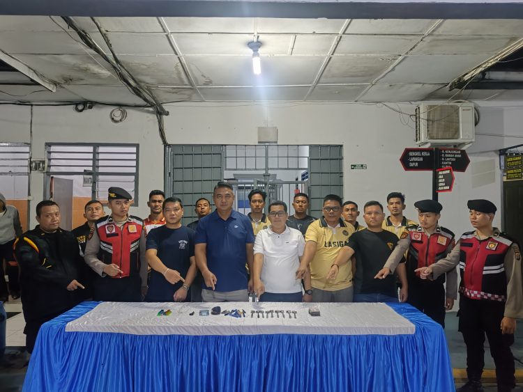 Saat para jajaran Lapas Kelas IIA Sibolga Mendapatkan barang-barang yang diduga terlarang dari blok hunian, yang akan langsung dimusnahkan. Foto: Dok. Redaksi Sinarglobalnusantara.com.