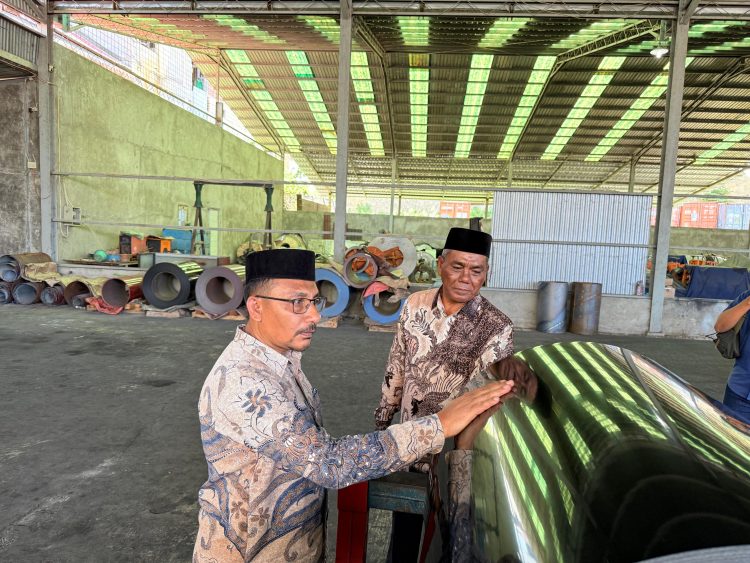 Haji Uma melakukan kunjungan kerja ke Pabrik Khamarama Trust di kawasan Batuphat, Kota Lhokseumawe. Pabrik ini dikenal sebagai produsen berbagai bahan konstruksi.