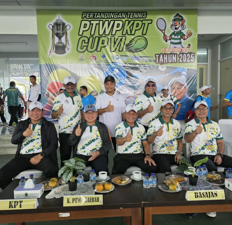 Ketua Pengadilan Tinggi Banda Aceh, H. Nursyam, secara resmi membuka turnamen Persatuan Tenis Warga Pengadilan (PTWP) KPT Cup VI pada Jumat pagi, 17 Oktober 2025.