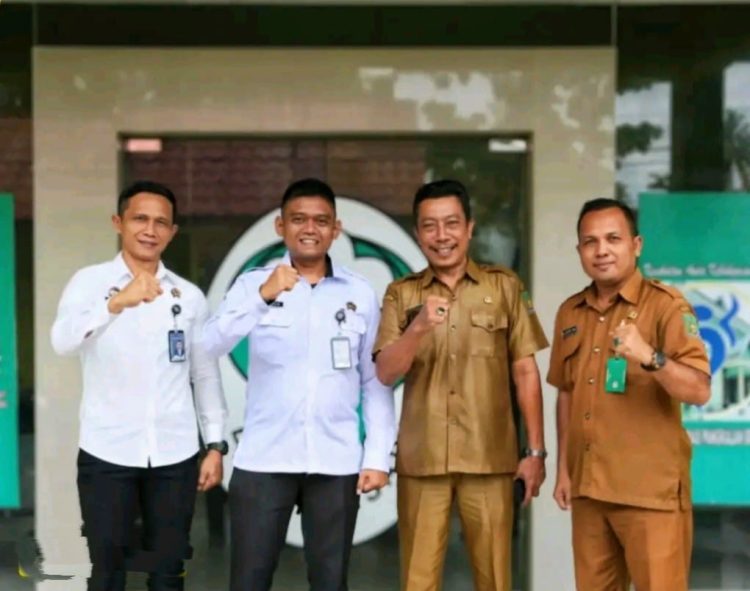 Karutan Kelas IIB Pangkalan Brandan Akmalun Ikhsan (ditengah) berfoto bersama Kepala Puskesmas Pangkalan Brandan beserta tim medis. Foto: Dok. Istimewa.