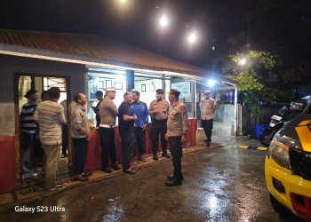 Hujan Deras Tak Surutkan Semangat Kapolsek Tualang Sambangi Pos Kamling, Wujudkan Harkamtibmas