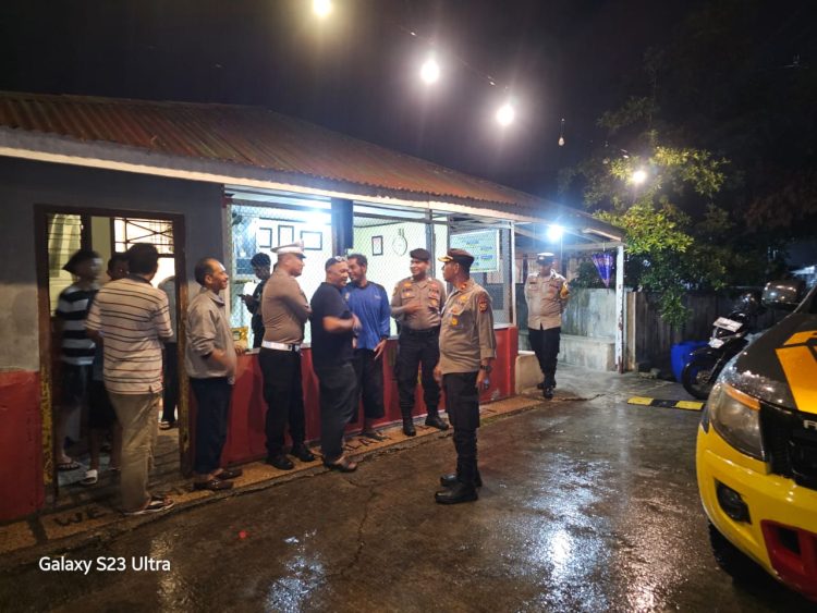 Foto: Kapolsek Tualang Tetap Patroli Meskipun Hari Hujan