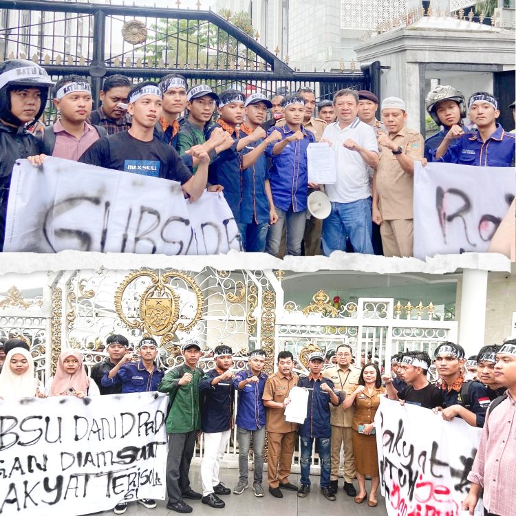 Puluhan mahasiswa menggelar aksi demonstrasi di depan Kantor DPRD Sumatera Utara dan Kantor Gubernur Sumatera Utara,Rabu (21/10/2025)