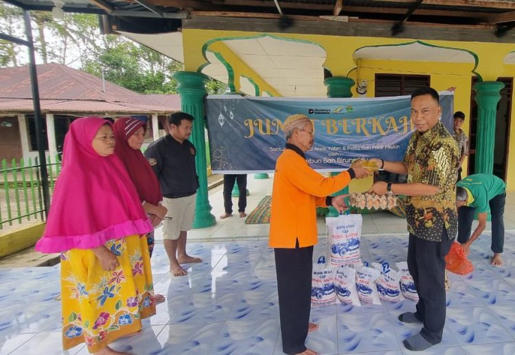 Manajer Kebun Bah Birung Ulu melalui Asisten Kepala,Ananda Arpan langsung menyerahkan bantuan kepada keluarga penerima manfaat, Jumat (24/10/2025).