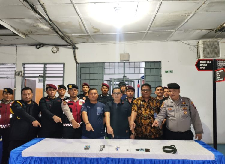 Dipimipin langsung oleh KPLP Lapas Kelas IIA Sibolga dalam pelaksanaan Razia Rutin  Kamar Hunian WBP dalam mewujudkan lingkungan Pemasyarakatan Bersih dari Halinar. Foto: Dok. Istimewa.